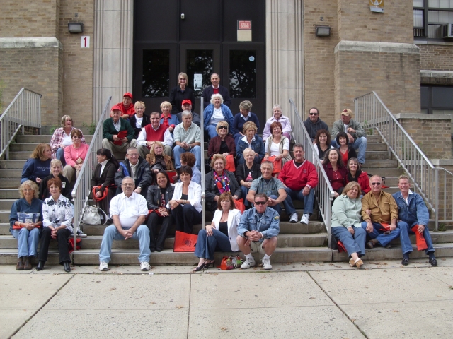 2008...Gathering on the Senior Steps before the RHS Tour.